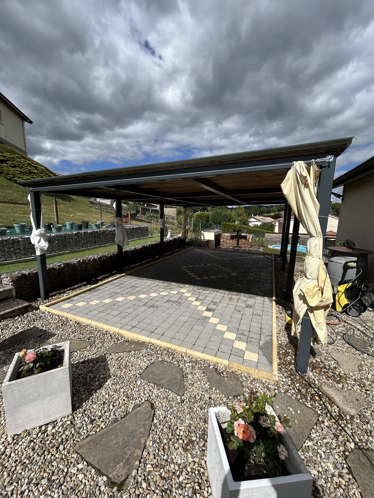 Terrasse sous pergola — après nettoyage